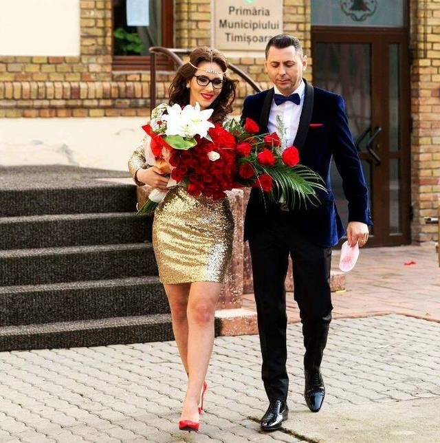 Fosta iubită a lui Guţă s-a măritat. Cum s-a îmbrăcat Dana Roba la cununia civilă