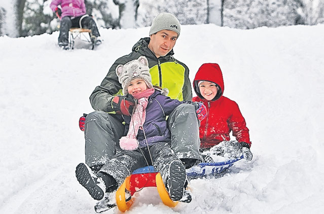 Ţurţurii şi gheaţa costă 230 de lei | Cea mai simplă metodă de a vă scăpa imobilul de capriciile iernii