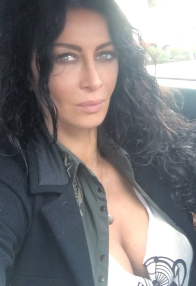 Mihaela Rădulescu, DECOLTEU DE INFARCT pe internet. Cum s-a pozat în mașină | FOTO ÎN ARTICOL