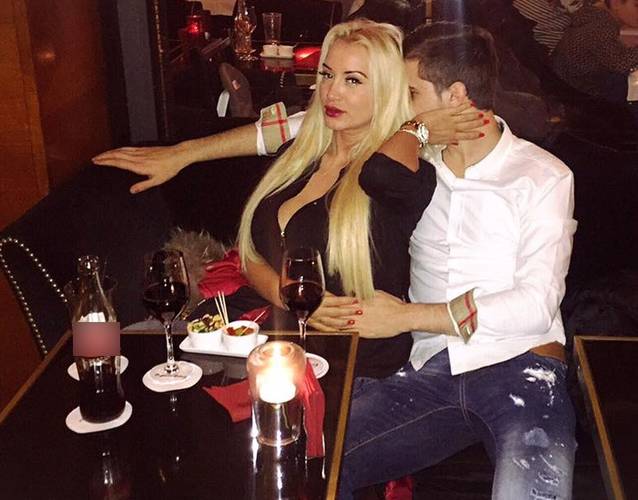 NUNTĂ MARE în showbiz. O blondă celebră a primit inelul de logodnă chiar în noaptea de Revelion | FOTO