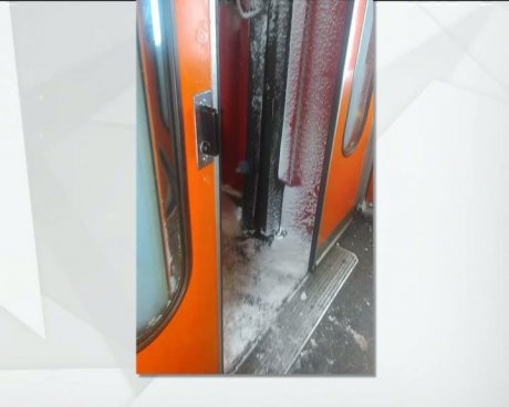 Sute de oameni au stat mai bine de trei ore în frig, într-un tren oprit în câmp. Imaginile din vagoane sunt HALUCINANTE | FOTO