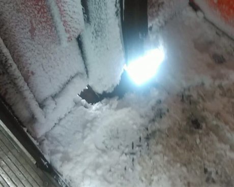 Sute de oameni au stat mai bine de trei ore în frig, într-un tren oprit în câmp. Imaginile din vagoane sunt HALUCINANTE | FOTO