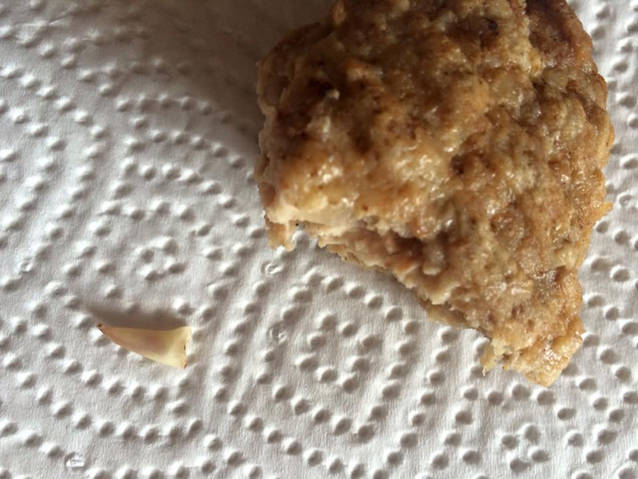 Nu-ți mai vine să mănânci așa ceva în viața ta! Ce s-a găsit într-o pârjoală