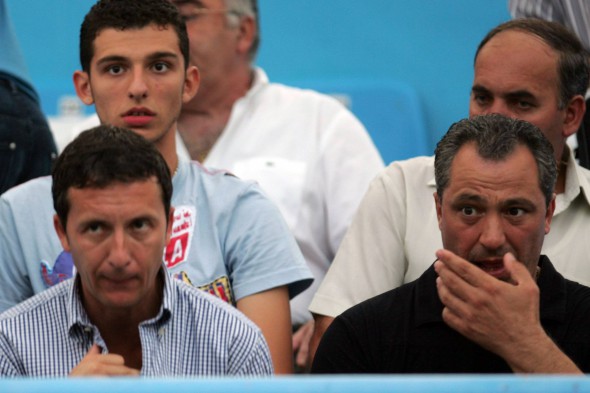 Costa Sponte (în spatele lui Mihai Stoica, stânga, sus) îl însoțește pe tatăl său, Teia Sponte - dreapta, la evenimente sportive