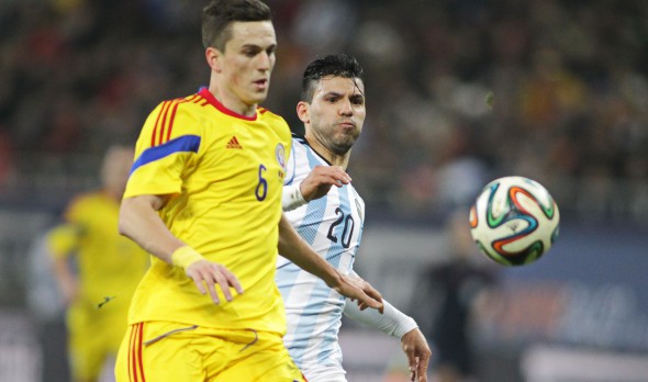 florin gardos si sergio aguero lupta pentru un balon01.jpg