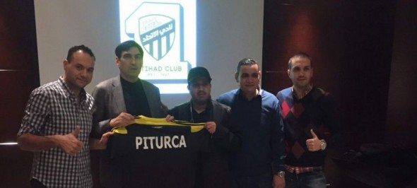 foto-exclusiv-piturca-a-semnat-ce-contract-va-avea-la-al-ittihad-in-al-doilea-mandat_3_size6
