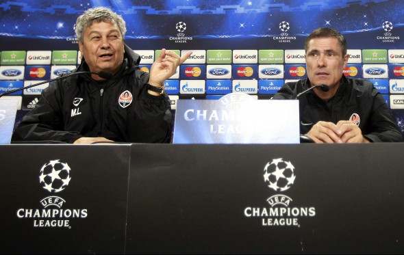 Mircea Lucescu, stânga, îl folosește și ca transaltor de limba rusă pe secundul său de la Șahtior, Alexandru Spiridon FOTO: EPA