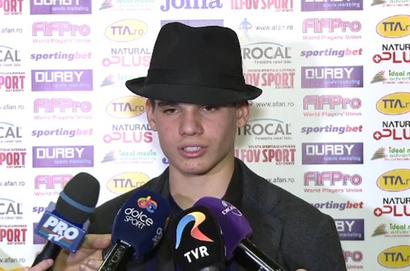 Ianis Hagi n-a renunțat la pălărie nici la masă. Tatăl său era lângă el  FOTO: Captură Digi TV