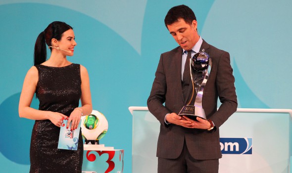 epa03640528 Former Turkish player Hakan Sukur (R) presents the trophy during the FIFA U-20 World Cup Turkey 2013 draw ceremony in Istanbul, Turkey, 25 March 2013. The FIFA U-20 World Cup will be held in Turkey from 21 June until 13 July 2013. EPA/STR