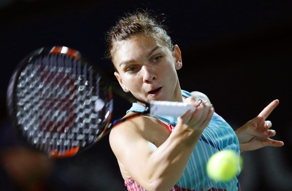 epa05166540 Simona Halep of Romania returns the ball to Ana Ivanovic of Serbia during their second round match of the Dubai Duty Free Tennis WTA Championships in Dubai, United Arab Emirates, 17 February 2016. EPA/ALI HAIDER