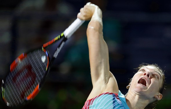epa05166551 Simona Halep of Romania serves to Ana Ivanovic of Serbia during their second round match of the Dubai Duty Free Tennis WTA Championships in Dubai, United Arab Emirates, 17 February 2016. EPA/ALI HAIDER