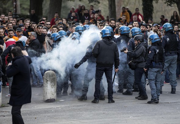 epa05180439 Galatasaray supporters face Italian police in central Rome, Italy, 25 February 2016. Italian police baton-charged Galatasaray fans trying to skirt a cordon that was directing them towards buses taking them to the Olimpico for tonight's UEFA Europa League tie against Lazio. The situation was swiftly brought back under control, also thanks to pleas from heads of the Turkish side's ultras. EPA/MASSIMO PERCOSSI