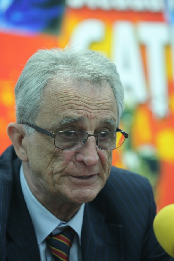 Horia Alexandrescu, Cristian Gatu si acad.Nicolae Manolescu, participa la lansare volumului 'Steaua lui Gatu' de Horia Alexandrescu, la Targul de carte Gaudeamus 2015, din Bucuresti.