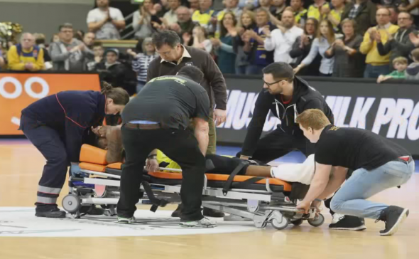 S-a accidentat atât de urât, încât și fanii au avut nevoie de îngrijiri medicale / VIDEO