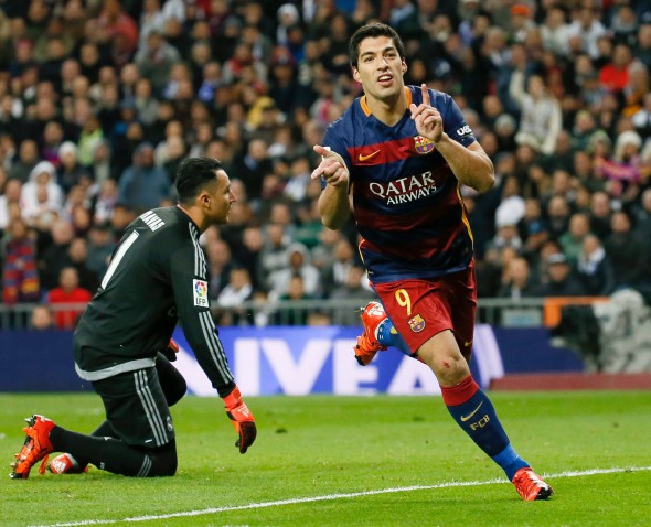epa05036321 FC Barcelona's Uruguayan striker Luis Suarez (R) celebrates after scoring the 0-4 lead next to Real Madrid's Costa Rican goalkeeper Keylor Navas (L) during the Spanish Liga Primera Division soccer match played at Santiago Bernabeu stadium in Madrid, Spain, 21 November 2015. EPA/JuanJo Martin