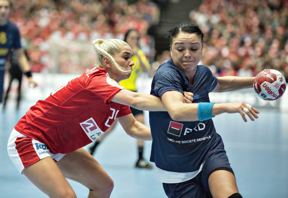 epa05071583 Denmark's Trine Oestergaard Jensen (L) in action against Romania's Valentina Ardean Elisei (R) during the Women's World Handball Championship quarter final match between Denmark and Romania at Jyske Bank Boxen indoor arena in Herning, Denmark, 16 December 2015. EPA/HENNING BAGGER DENMARK OUT