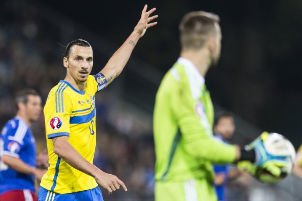 epa05078723 Swedens Zlatan Ibrahimovic, left, and Swedens goal keeper Erik Hamren during the UEFA EURO 2016 qualifying group G soccer match Liechtenstein against Sweden at the Rheinpark Stadion in Vaduz, Liechtenstein, Friday, October 9, 2015. EPA/DOMINIC STEINMANN