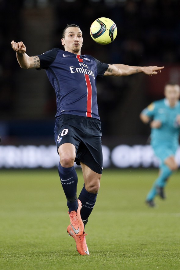 epa05172545 Zlatan Ibrahimovic of Paris St Germain in action against Abdelhamid El Kaoutari of Reims (unseen) during the French League 1 soccer match between Paris Saint-Germain and Reims at the Parc des Princes Stadium in Paris, France, 20 February 2016. EPA/ETIENNE LAURENT