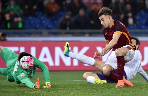 epa05195073 AS Roma's Stephan El Shaarawy (R) scores the 1-0 goal during the Italian Serie A soccer match between AS Roma and ACF Fiorentina at Olimpico stadium in Rome, Italy, 04 March 2016. EPA/ETTORE FERRARI