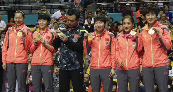 epa05197312 China's women's table tennis team pose with their medals after winning the women's final match of the 2016 ITTF World Team Table Tennis Championships in Shah Alam, Malaysia, 06 March 2016. EPA/AHMAD YUSNI