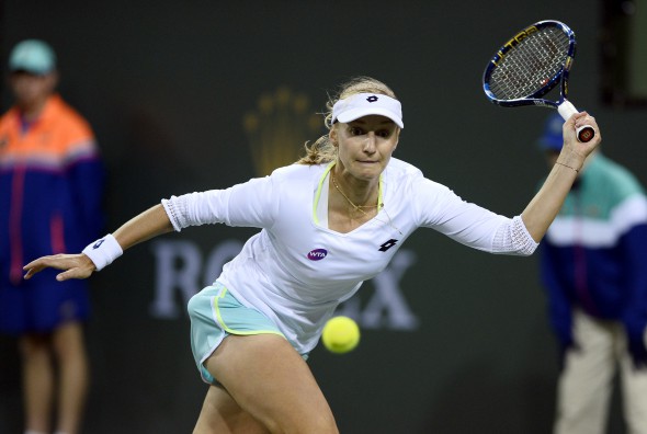 epa05210418 Ekaterina Makarova of Russia in action against Simona Halep of Romania during their third round match at the BNP Paribas Open tennis tournament in Indian Wells, California, USA, 13 March 2016. EPA/PAUL BUCK