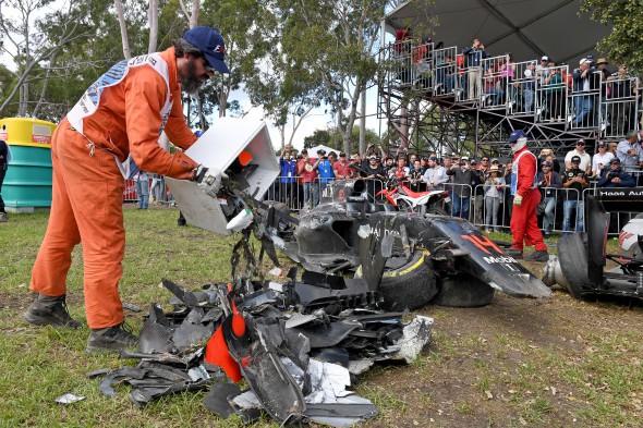 epa05221788 Safety marshals pile up debris after a crash involving the cars of Spanish Formula One driver Fernando Alonso of McLaren-Honda (L) and Mexican Formula One driver Esteban Gutierrez (R), during the Australian Formula One Grand Prix at the Albert Park circuit in Melbourne, Australia, 20 March 2016. EPA/JOE CASTRO AUSTRALIA AND NEW ZEALAND OUT