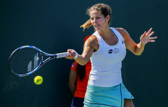 epa05227627 Julia Goerges of Germany in action against Nao Hibino of Japan during their first round match at the Miami Open tennis tournament on Key Biscayne, Miami, Florida, USA, 23 March 2016. EPA/ERIK S. LESSER