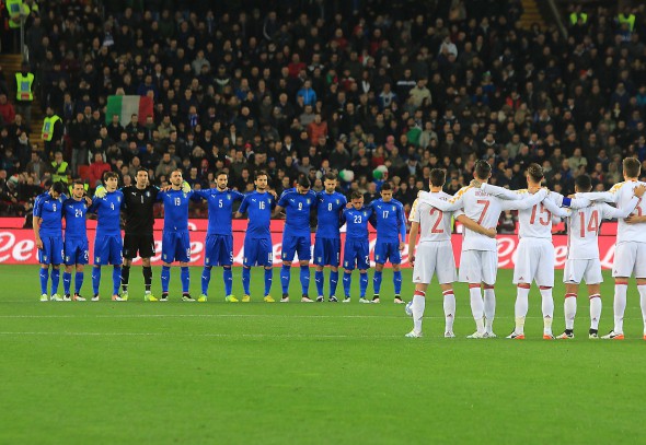 epa05229769 Players observe a minute of silence prior to the friendly soccer match Italy vs Spain at the Friuli stadium in Udine, Italy, 24 March 2016. EPA/LANCIA