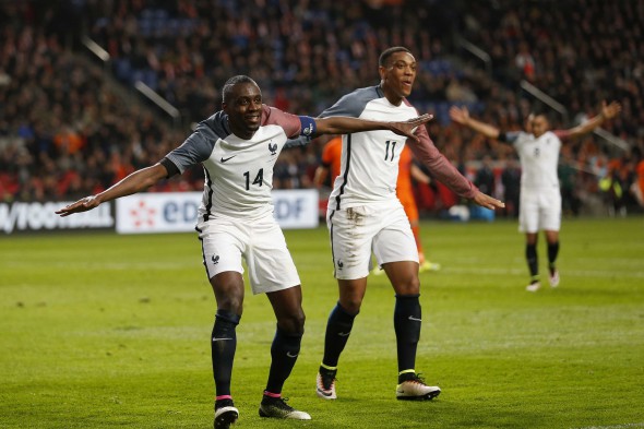 epa05231163 France's Blaise Matuidi (L) and Anthony Martial celebrate after scoring 3-2 during the friendly soccer match Netherlands vs France in Amsterdam, the Netherlands, 25 March 2016. EPA/STANLEY GONTHA