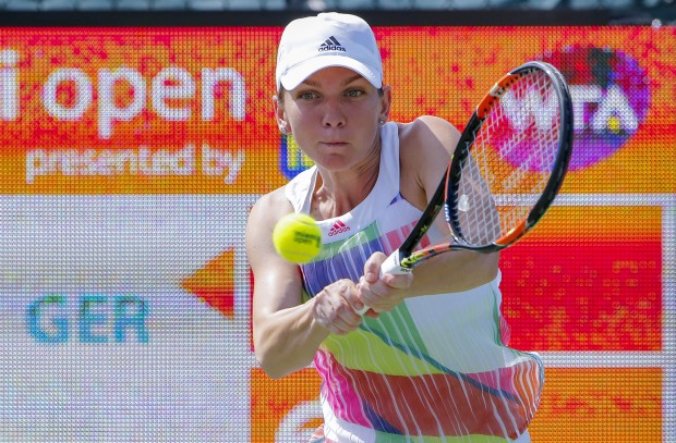 epa05232083 Simona Halep of Romania in action against Julia Goerges of Germany during their third round match at the Miami Open tennis tournament on Key Biscayne, Miami, Florida, USA, 26 March 2016. EPA/ERIK S. LESSER