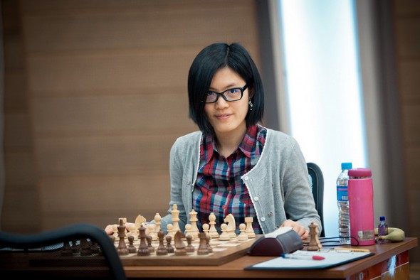 hou-yifan-media-sonrisa