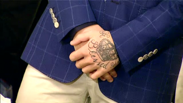 noul-tatuaj-cu-care-stanciu-si-a-luat-colegii-prin-surprindere-in-2016-cum-a-aparut-decarul-stelei